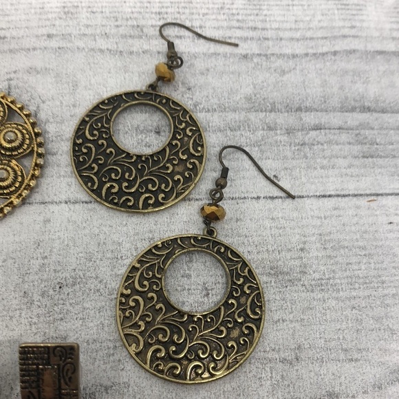 Curated bundle lot 3 antiqued brass boho dressy statement dangle drop earrings. - Picture 4 of 5